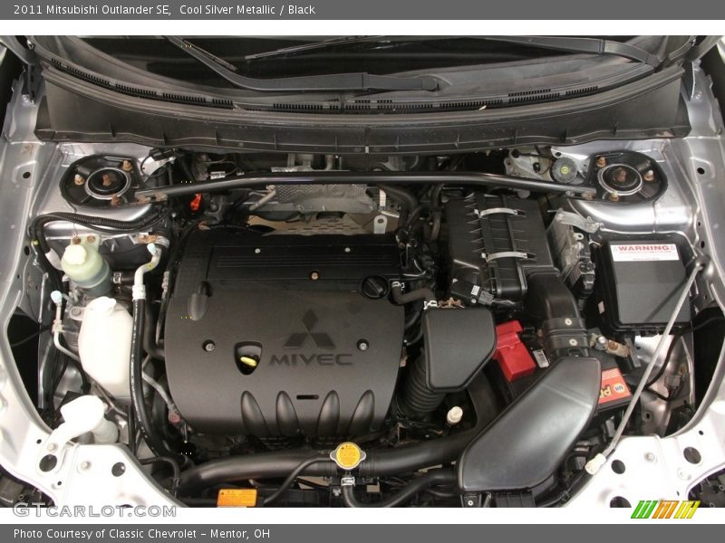 Cool Silver Metallic / Black 2011 Mitsubishi Outlander SE