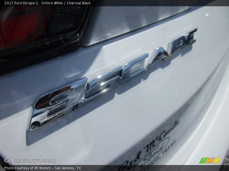 Oxford White / Charcoal Black 2017 Ford Escape S