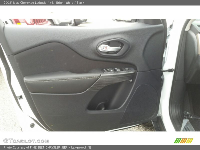 Bright White / Black 2016 Jeep Cherokee Latitude 4x4