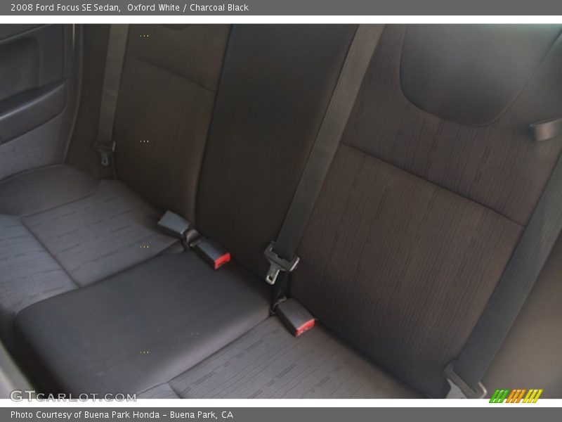 Oxford White / Charcoal Black 2008 Ford Focus SE Sedan