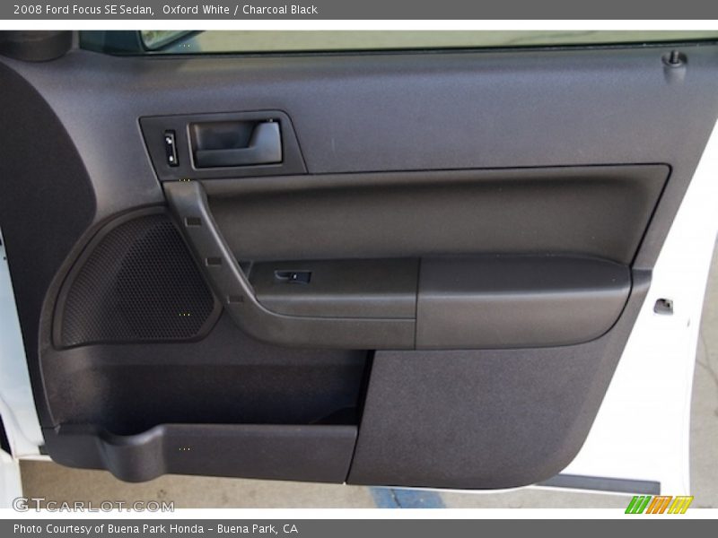 Oxford White / Charcoal Black 2008 Ford Focus SE Sedan