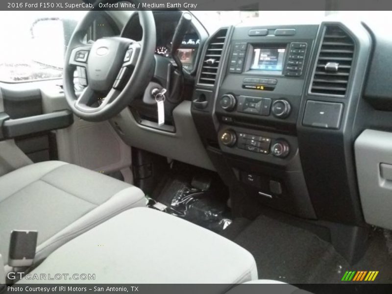 Oxford White / Medium Earth Gray 2016 Ford F150 XL SuperCab