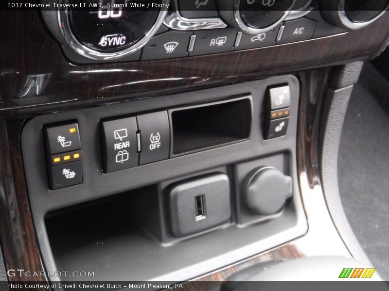 Summit White / Ebony 2017 Chevrolet Traverse LT AWD