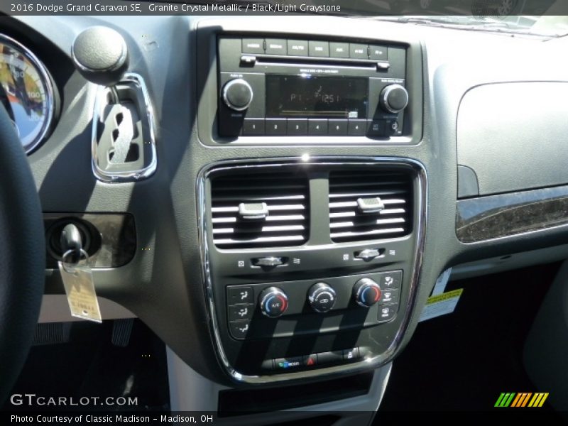 Granite Crystal Metallic / Black/Light Graystone 2016 Dodge Grand Caravan SE