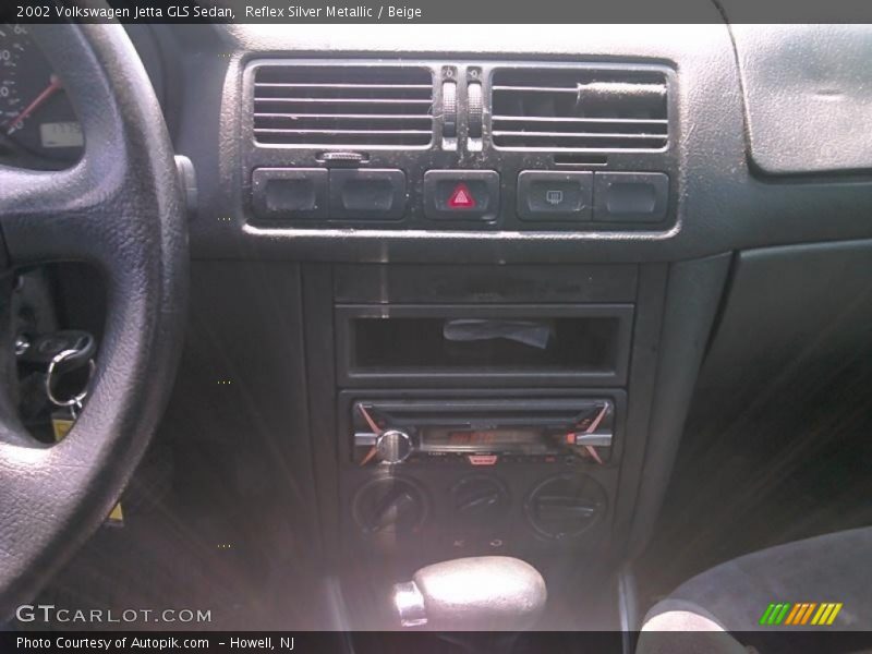 Reflex Silver Metallic / Beige 2002 Volkswagen Jetta GLS Sedan