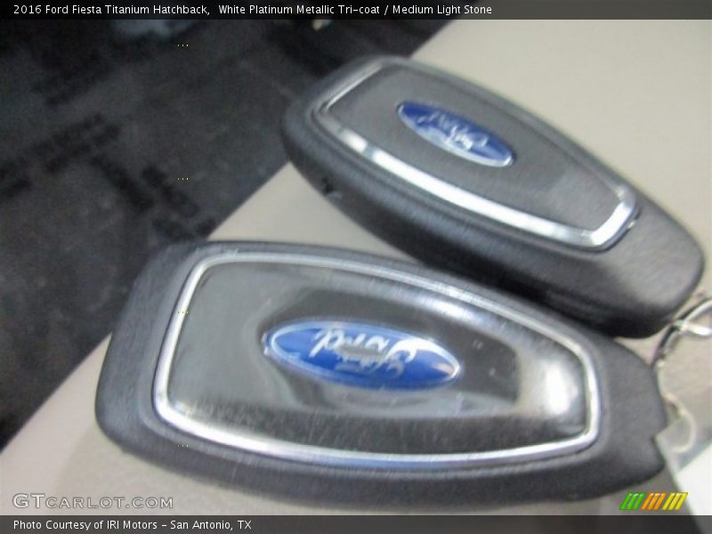 White Platinum Metallic Tri-coat / Medium Light Stone 2016 Ford Fiesta Titanium Hatchback