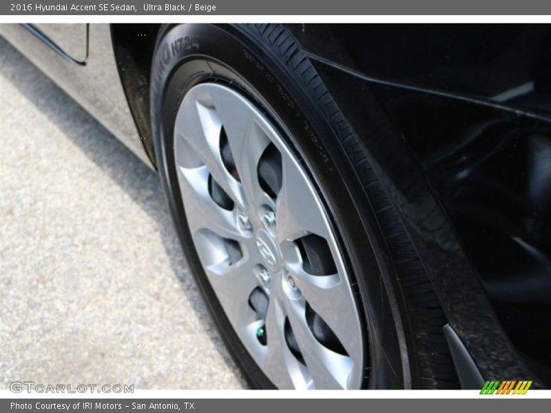 Ultra Black / Beige 2016 Hyundai Accent SE Sedan