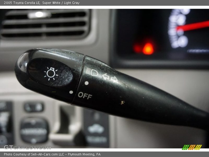 Super White / Light Gray 2005 Toyota Corolla LE