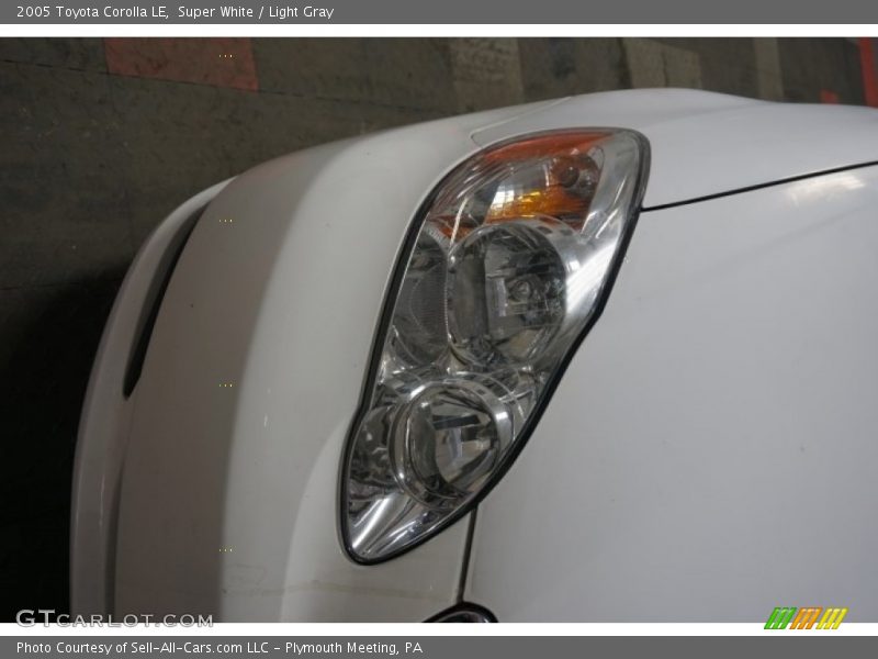 Super White / Light Gray 2005 Toyota Corolla LE