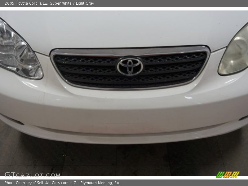 Super White / Light Gray 2005 Toyota Corolla LE