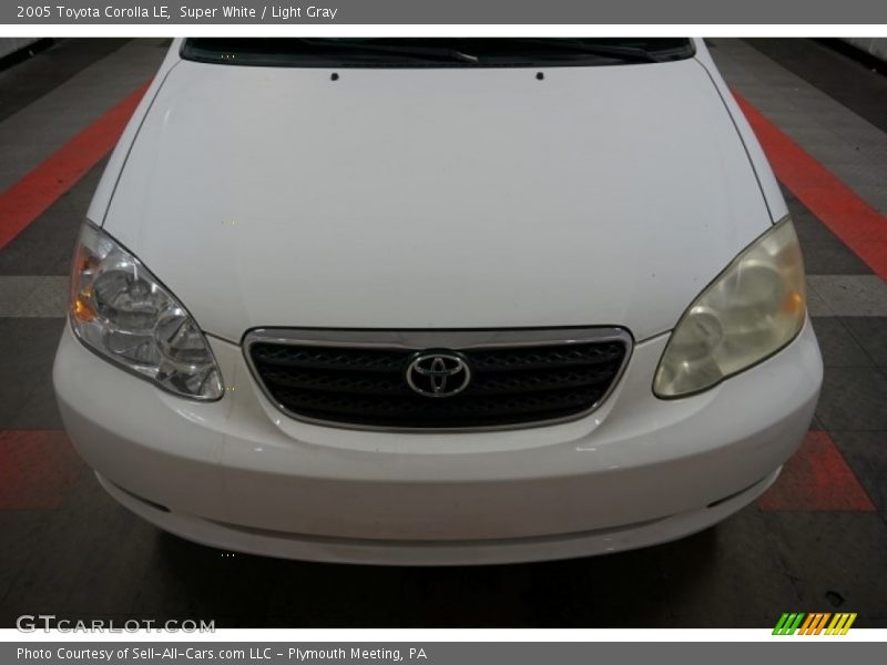 Super White / Light Gray 2005 Toyota Corolla LE