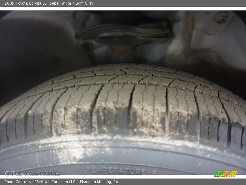 Super White / Light Gray 2005 Toyota Corolla LE