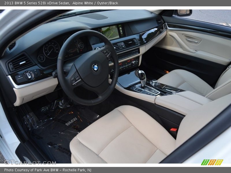 Alpine White / Oyster/Black 2013 BMW 5 Series 528i xDrive Sedan