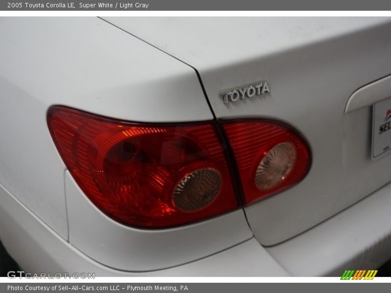 Super White / Light Gray 2005 Toyota Corolla LE