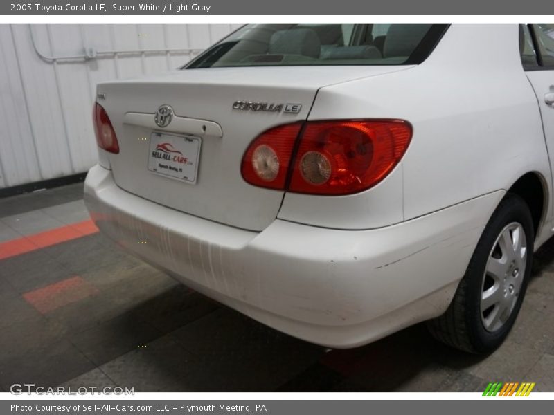 Super White / Light Gray 2005 Toyota Corolla LE