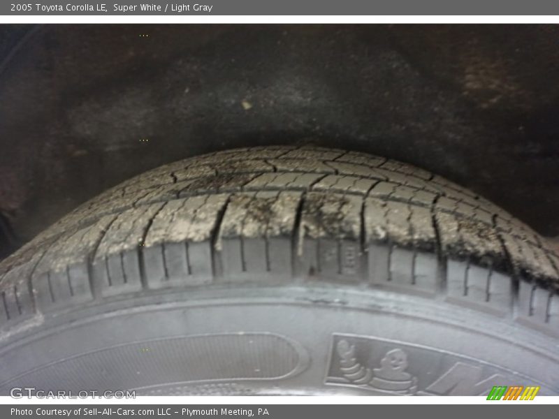 Super White / Light Gray 2005 Toyota Corolla LE