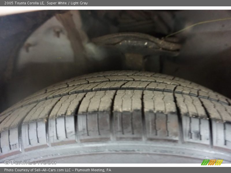 Super White / Light Gray 2005 Toyota Corolla LE