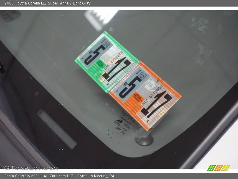 Super White / Light Gray 2005 Toyota Corolla LE