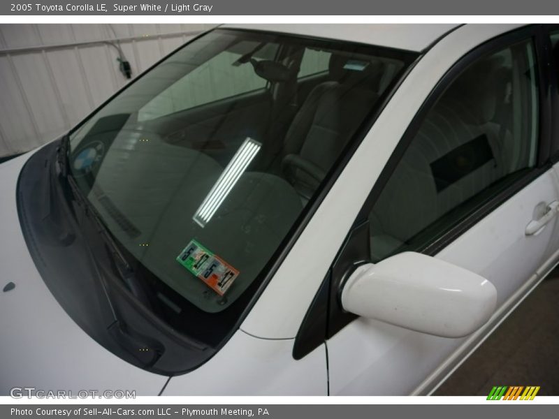 Super White / Light Gray 2005 Toyota Corolla LE