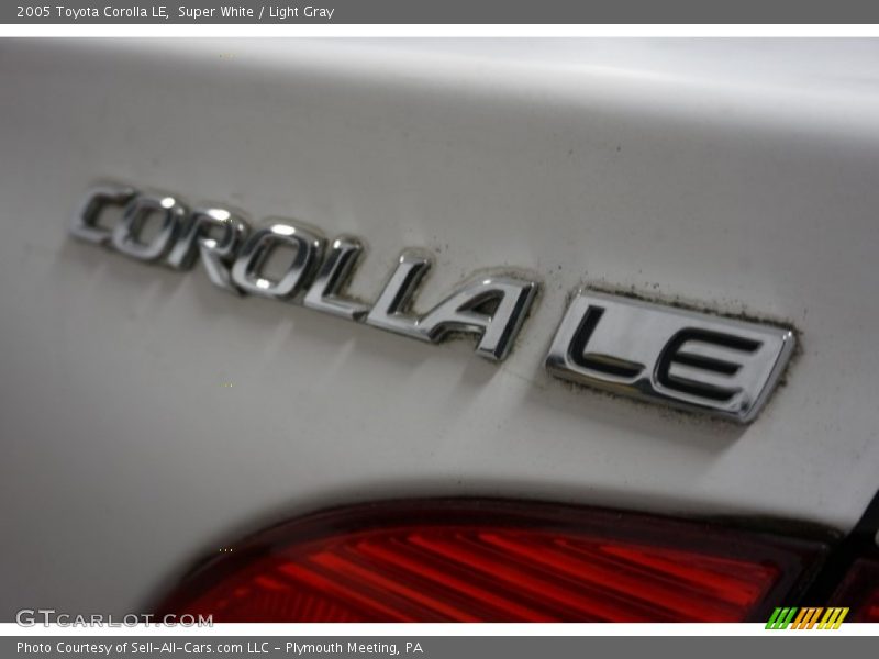 Super White / Light Gray 2005 Toyota Corolla LE