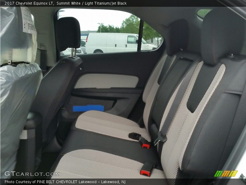 Summit White / Light Titanium/Jet Black 2017 Chevrolet Equinox LT
