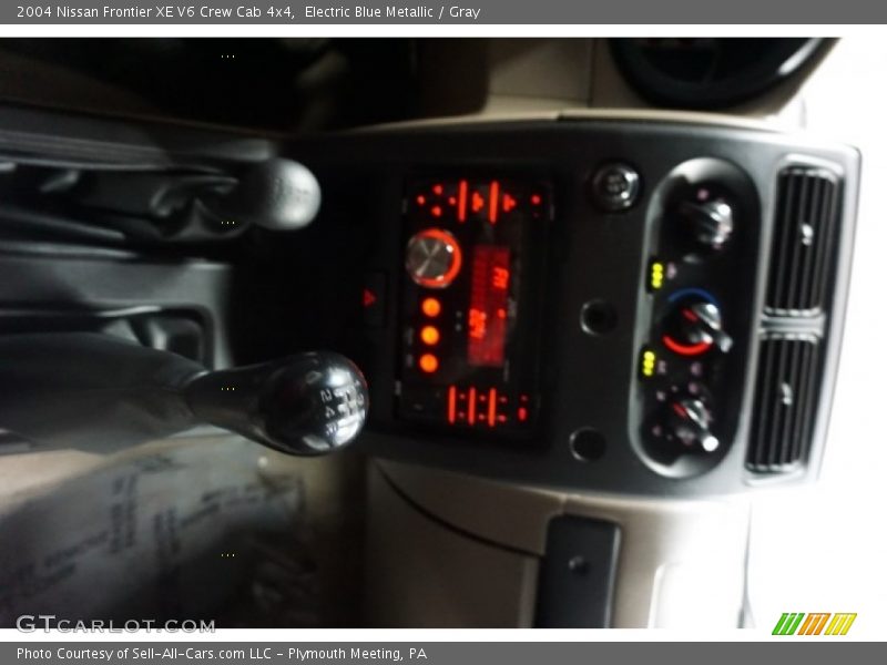 Electric Blue Metallic / Gray 2004 Nissan Frontier XE V6 Crew Cab 4x4