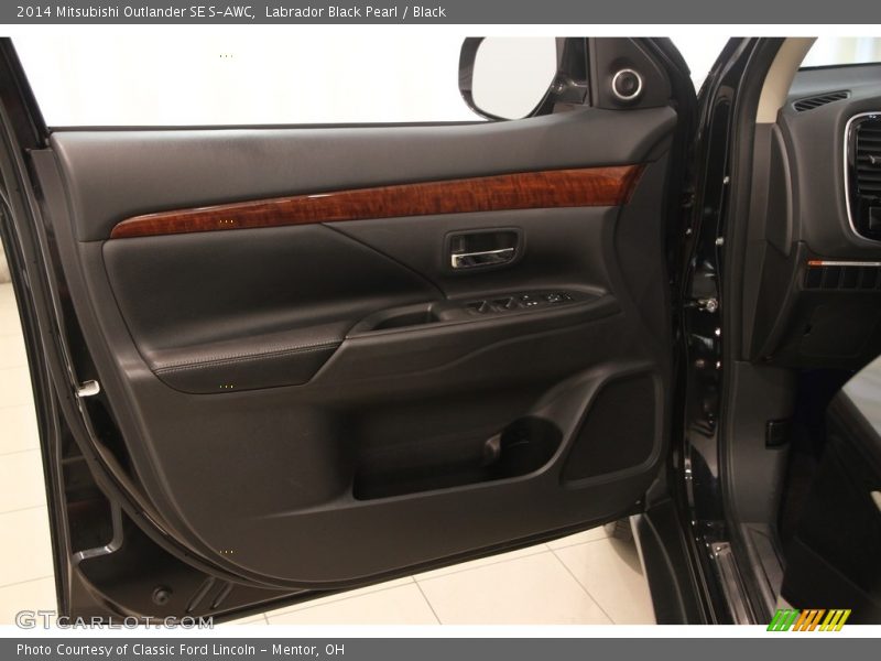 Labrador Black Pearl / Black 2014 Mitsubishi Outlander SE S-AWC