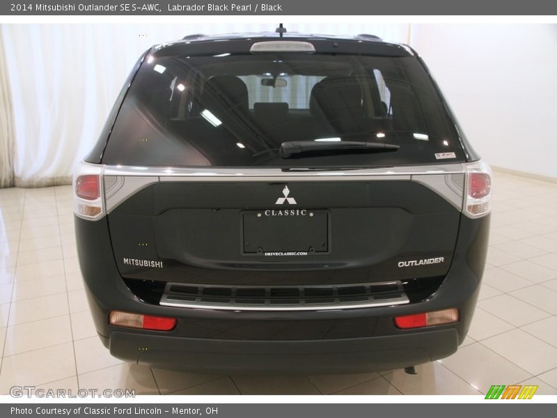 Labrador Black Pearl / Black 2014 Mitsubishi Outlander SE S-AWC