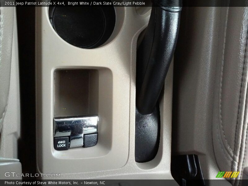 Bright White / Dark Slate Gray/Light Pebble 2011 Jeep Patriot Latitude X 4x4