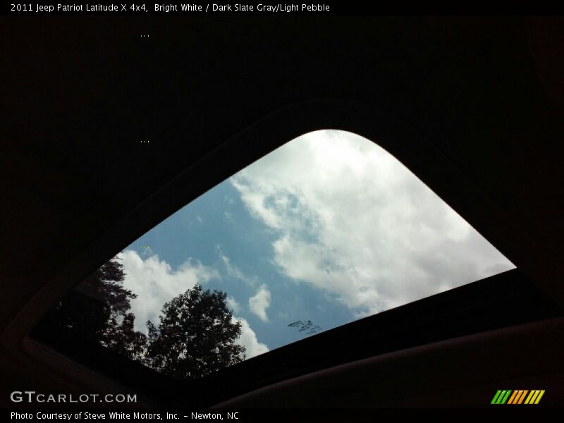 Bright White / Dark Slate Gray/Light Pebble 2011 Jeep Patriot Latitude X 4x4