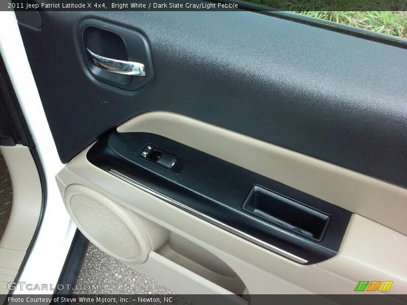 Bright White / Dark Slate Gray/Light Pebble 2011 Jeep Patriot Latitude X 4x4