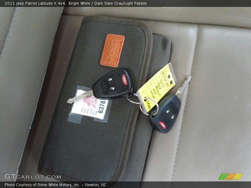 Bright White / Dark Slate Gray/Light Pebble 2011 Jeep Patriot Latitude X 4x4