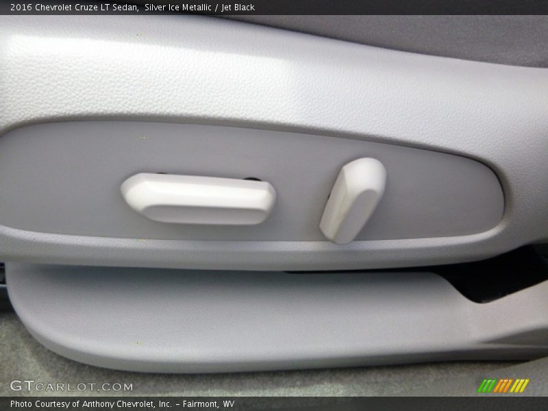 Silver Ice Metallic / Jet Black 2016 Chevrolet Cruze LT Sedan