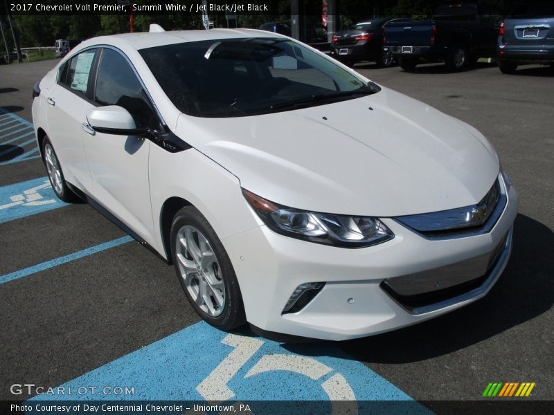 Front 3/4 View of 2017 Volt Premier