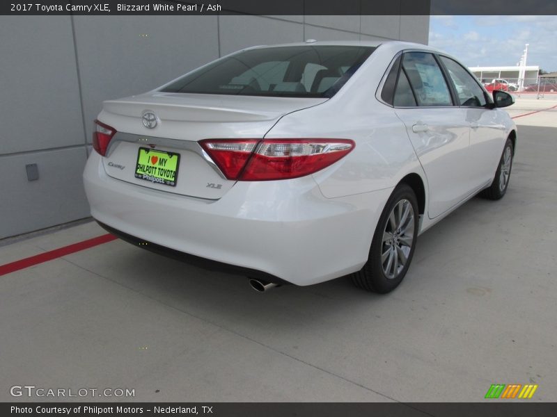Blizzard White Pearl / Ash 2017 Toyota Camry XLE