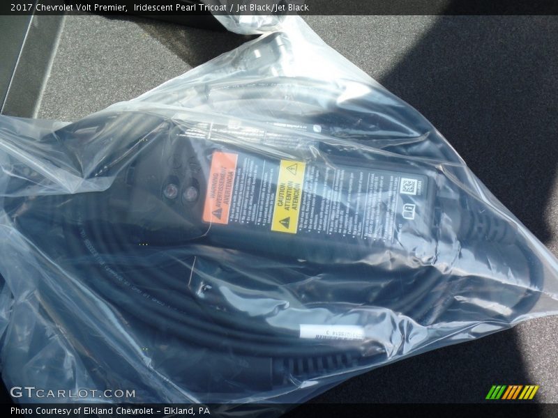 Iridescent Pearl Tricoat / Jet Black/Jet Black 2017 Chevrolet Volt Premier
