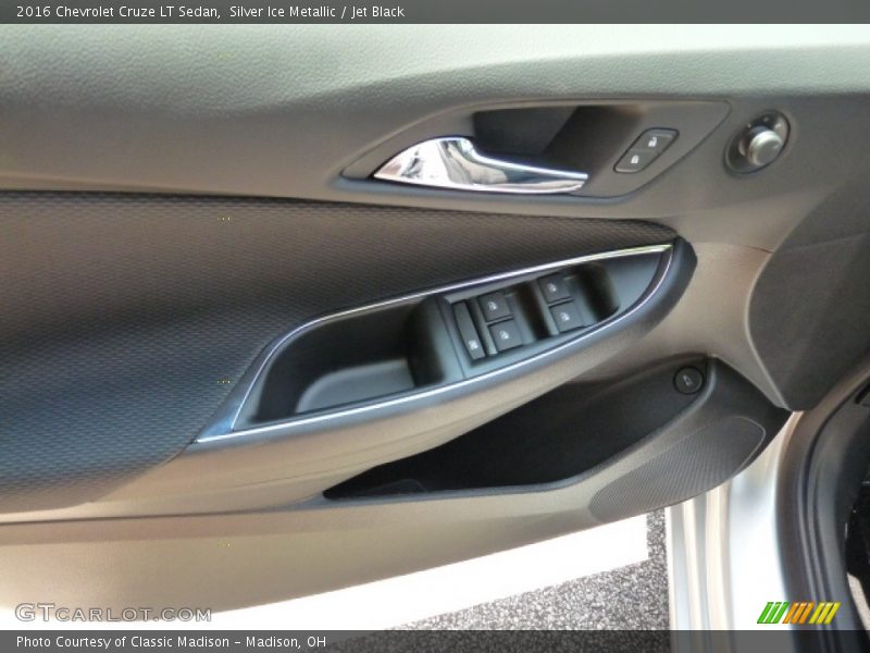 Silver Ice Metallic / Jet Black 2016 Chevrolet Cruze LT Sedan