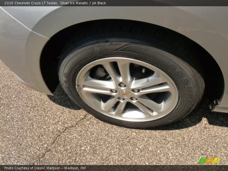 Silver Ice Metallic / Jet Black 2016 Chevrolet Cruze LT Sedan