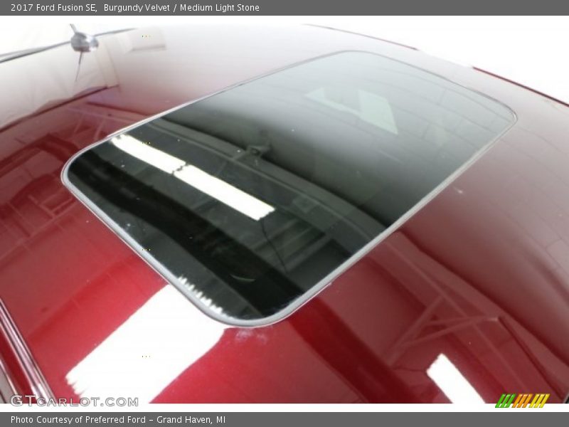 Burgundy Velvet / Medium Light Stone 2017 Ford Fusion SE