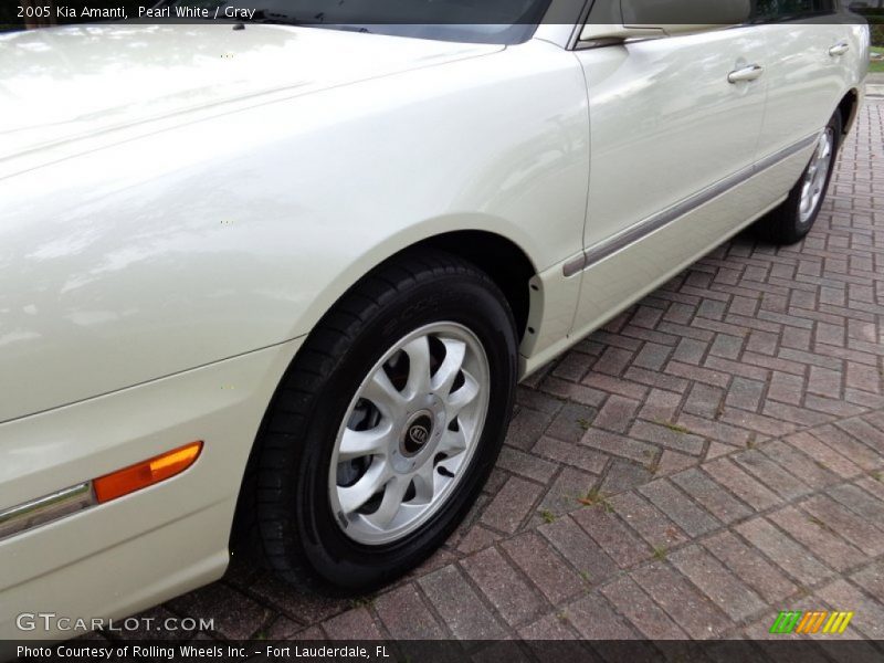Pearl White / Gray 2005 Kia Amanti
