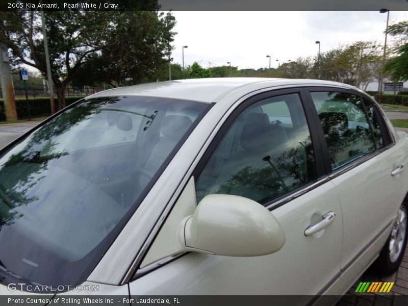 Pearl White / Gray 2005 Kia Amanti