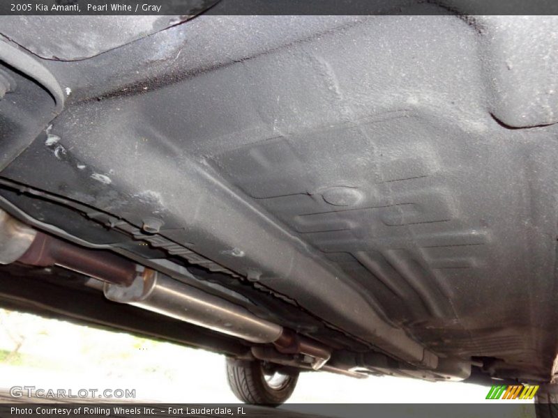 Pearl White / Gray 2005 Kia Amanti