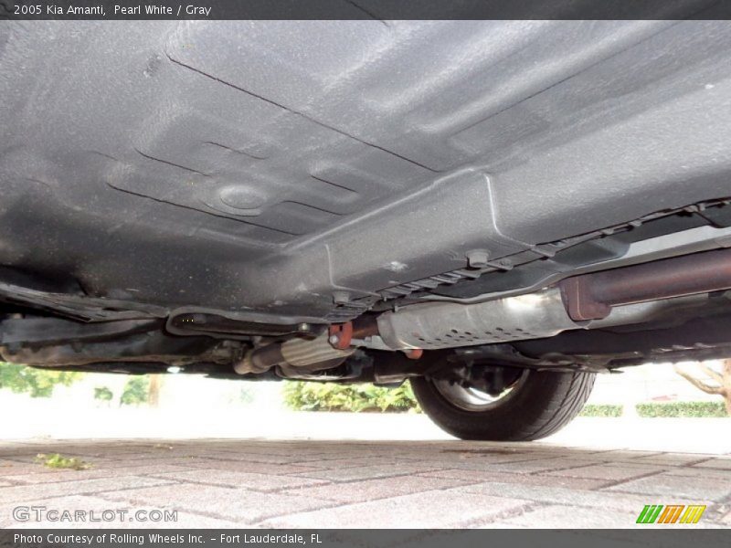 Pearl White / Gray 2005 Kia Amanti