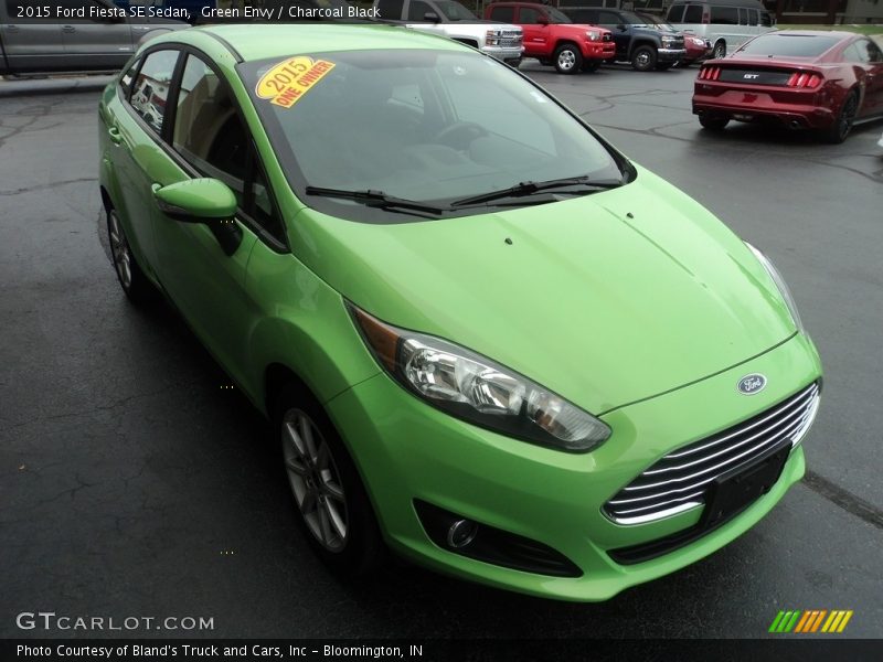 Front 3/4 View of 2015 Fiesta SE Sedan