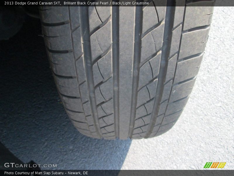 Brilliant Black Crystal Pearl / Black/Light Graystone 2013 Dodge Grand Caravan SXT