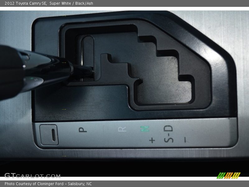 Super White / Black/Ash 2012 Toyota Camry SE
