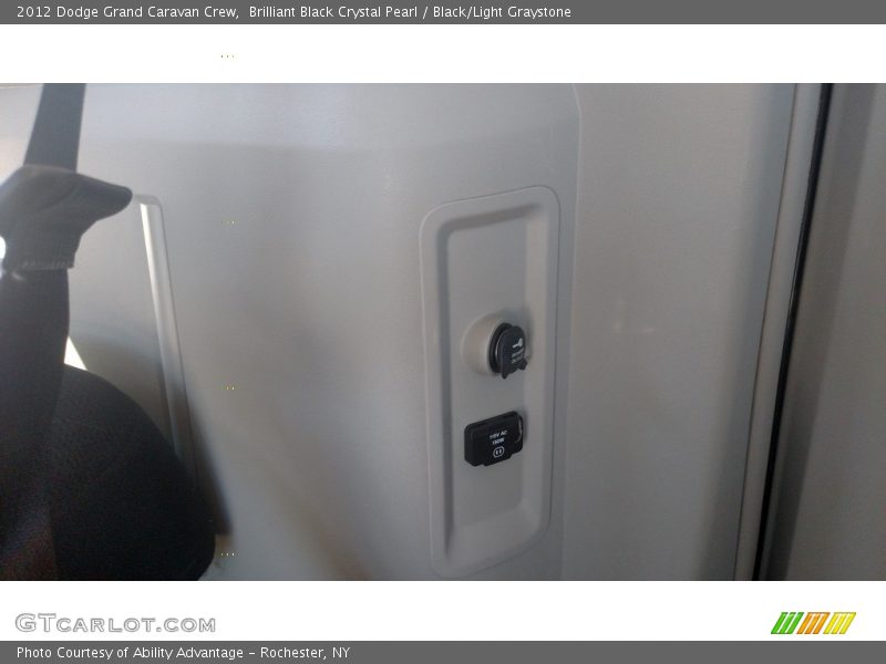 Brilliant Black Crystal Pearl / Black/Light Graystone 2012 Dodge Grand Caravan Crew