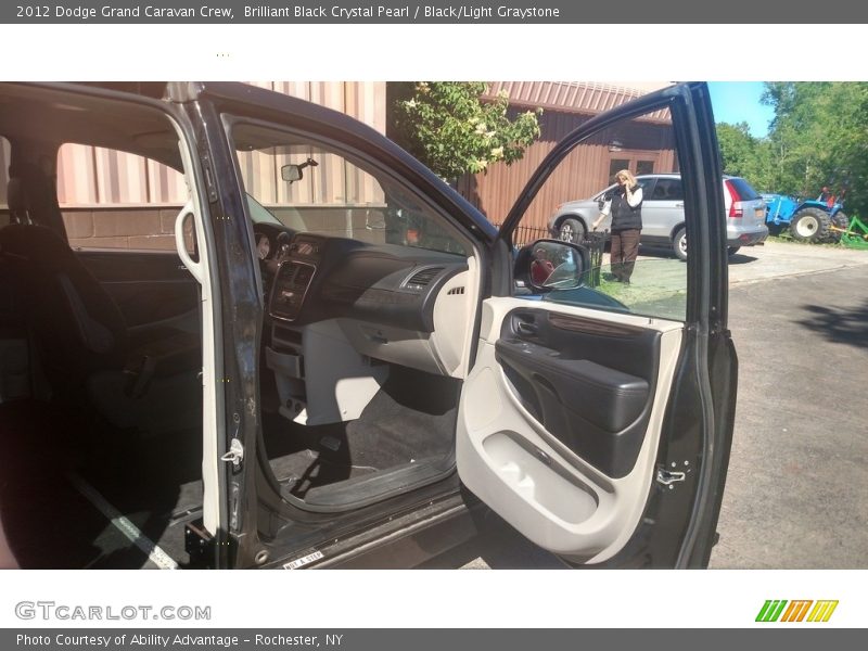 Brilliant Black Crystal Pearl / Black/Light Graystone 2012 Dodge Grand Caravan Crew