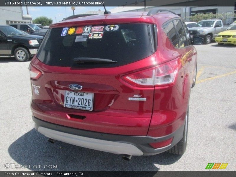 Ruby Red Metallic / Charcoal Black 2016 Ford Escape SE