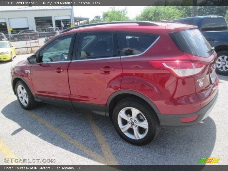 Ruby Red Metallic / Charcoal Black 2016 Ford Escape SE